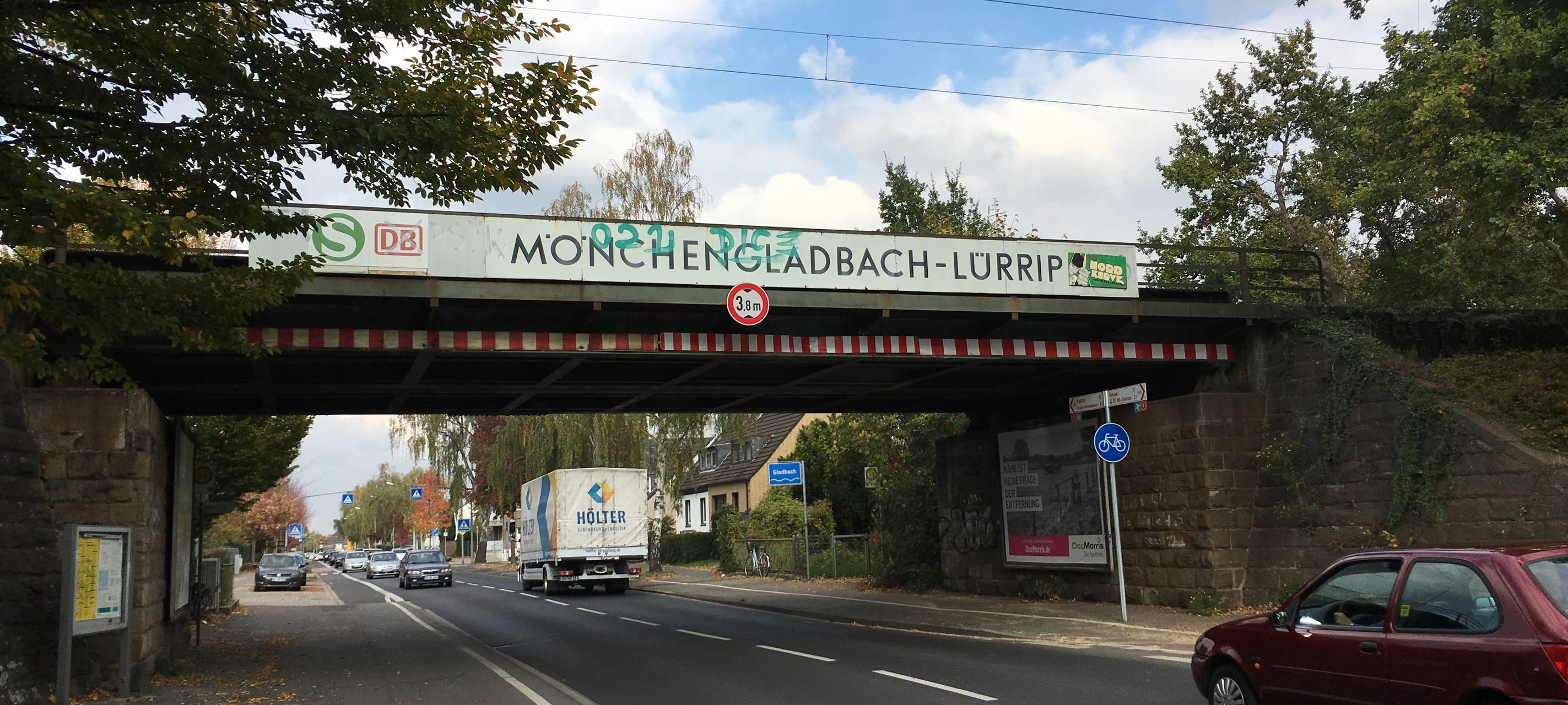 LKW prallt gegen Bahnüberführung in Lürrip