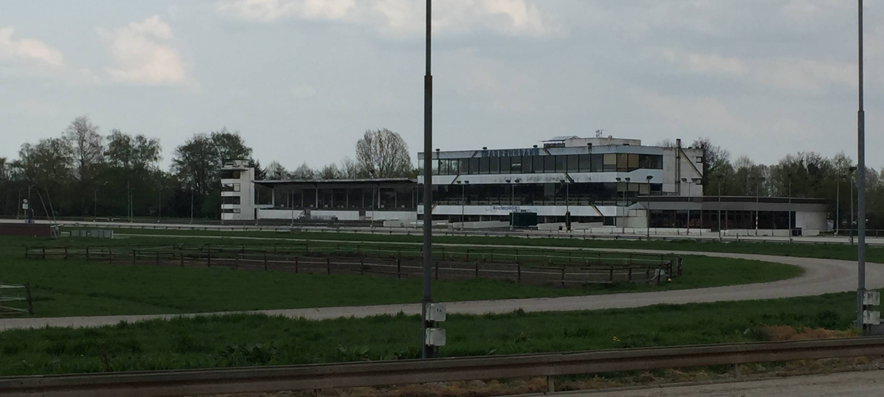 Wieder Rennen mit Zuschauern auf der Trabrennbahn