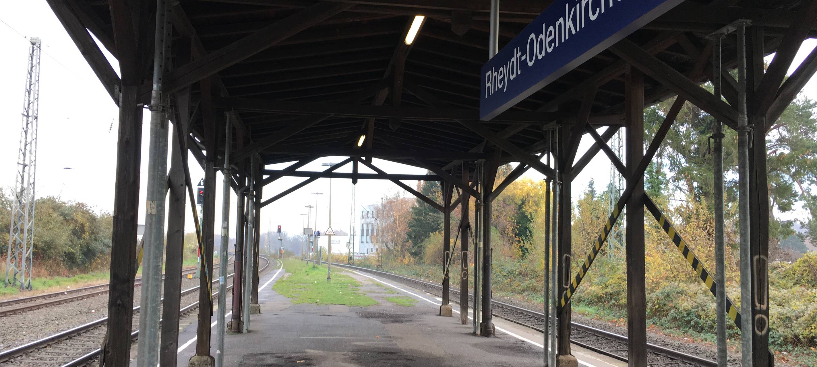 Zug kollidiert bei Mönchengladbach mit Baum – Strecke gesperrt