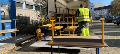 Alte Schulmöbel aus MG fürs Ahrtal