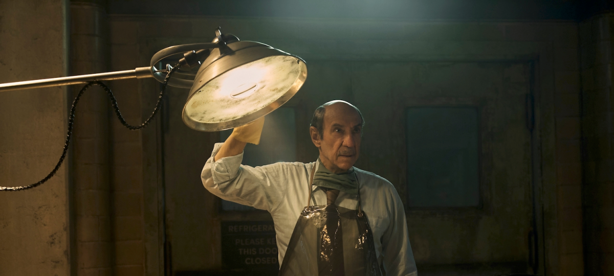 Der Gerichtsmediziner bei der Arbeit.