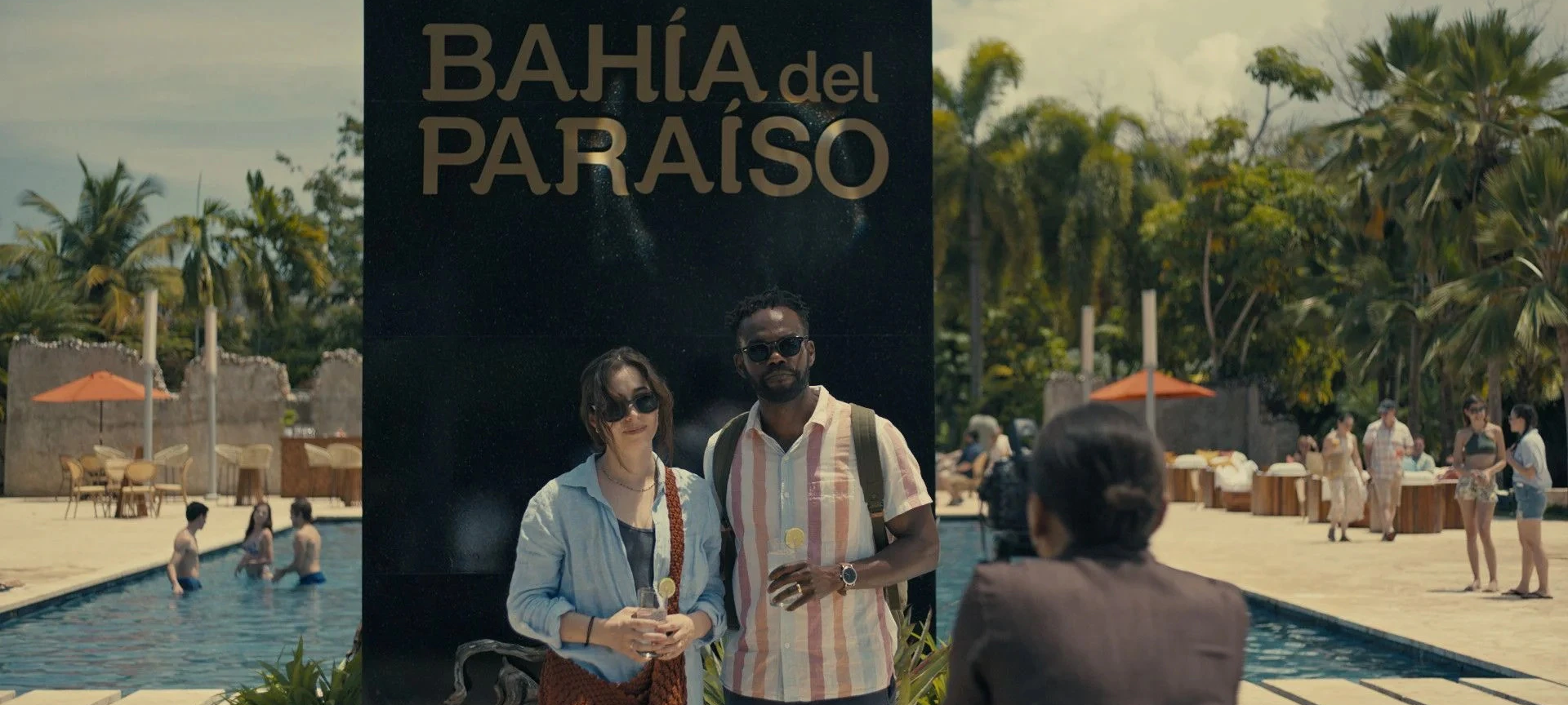 Emma und Noah vor ihrem Resort.