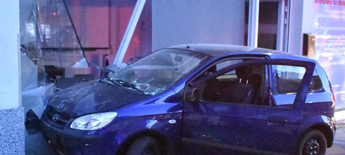 20-jähriger fährt in Fahrschule