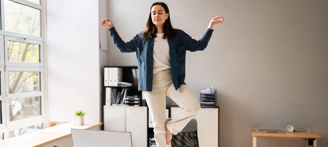 Entspannung am Schreibtisch: Yoga fürs Büro zum Weltyogatag