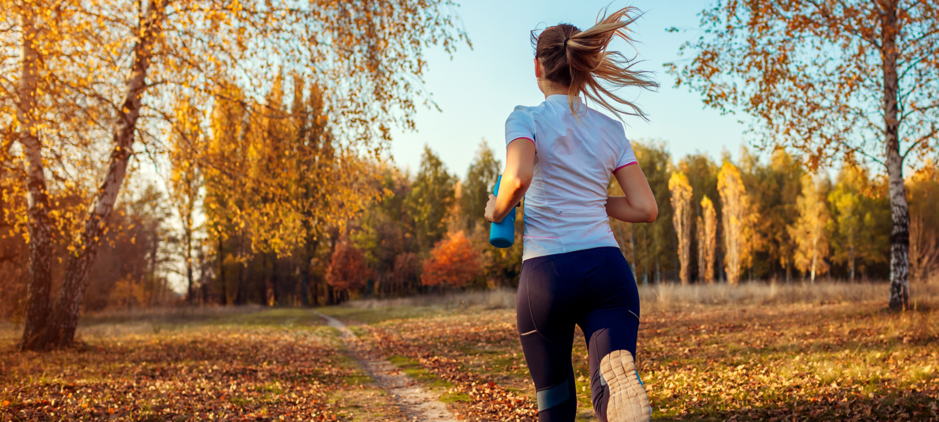 Fit durch den Herbst - Frau beim Sport