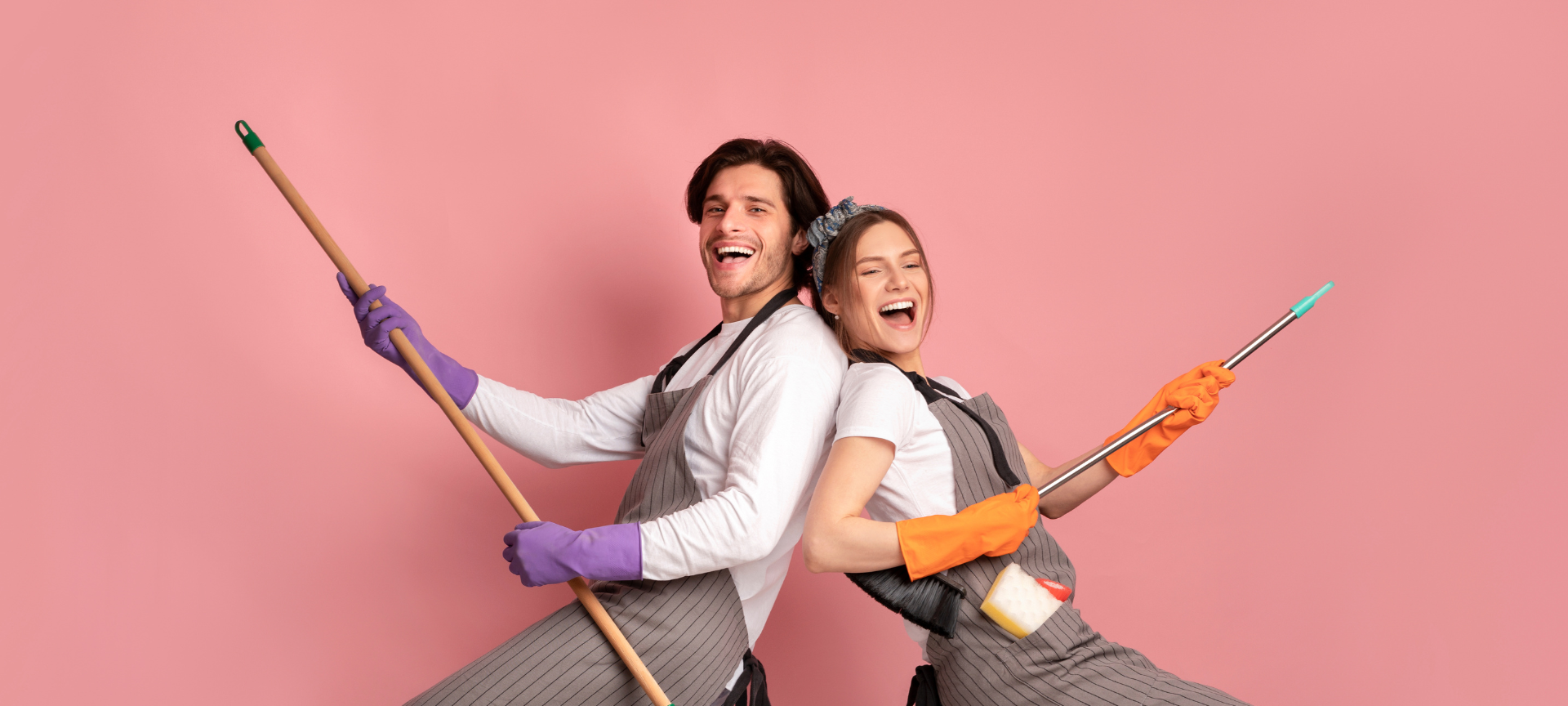 Frühjahrsputz, zwei Menschen haben Spaß beim putzen