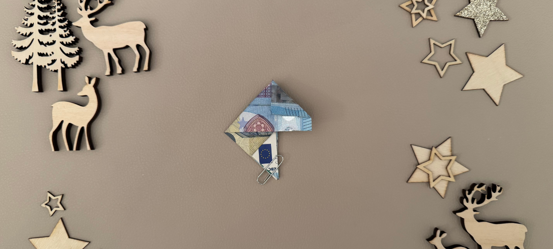 10. Nun die Spitze rechts unten nach vorne + links falten.